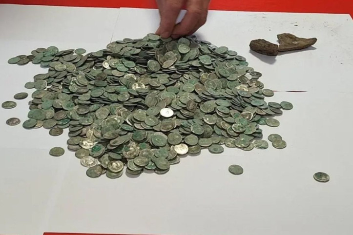 Doğa yürüyüşünde muhteşem keşif: Tarlada hazine buldu