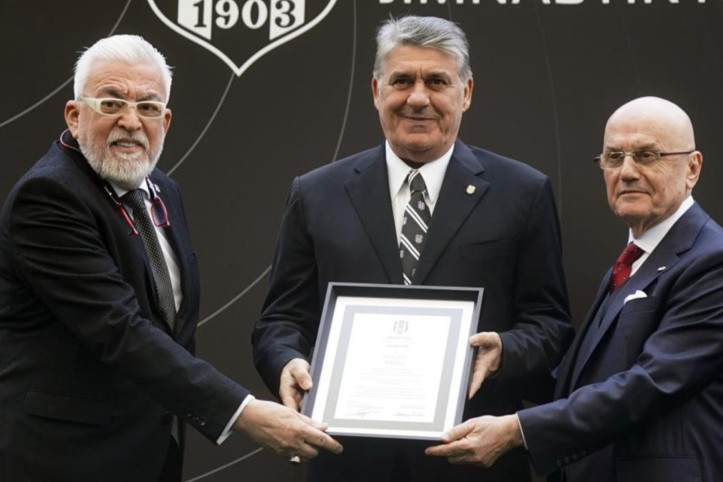 Serdal Adalı mazbatasını aldı: Beşiktaş için gün istikrar günüdür