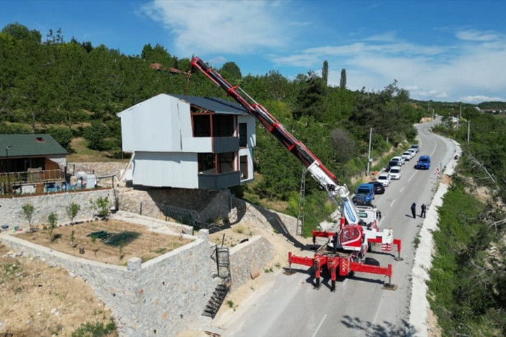 Yıkımdan vinçle kurtardığı evi parçalara ayırdı