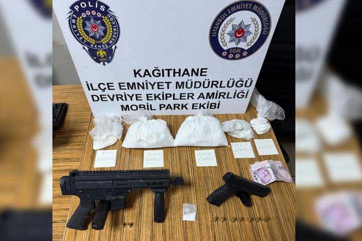 Metrobüs durağını mesken tutmuşlardı: Uyuşturucu satıcıları yakalandı