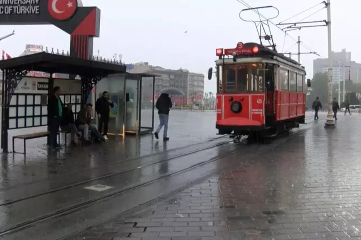 AKOM uyarmıştı: İstanbul'da beklenen yağış başladı