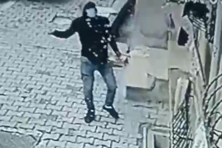 Eşinin ailesine kezzap attı