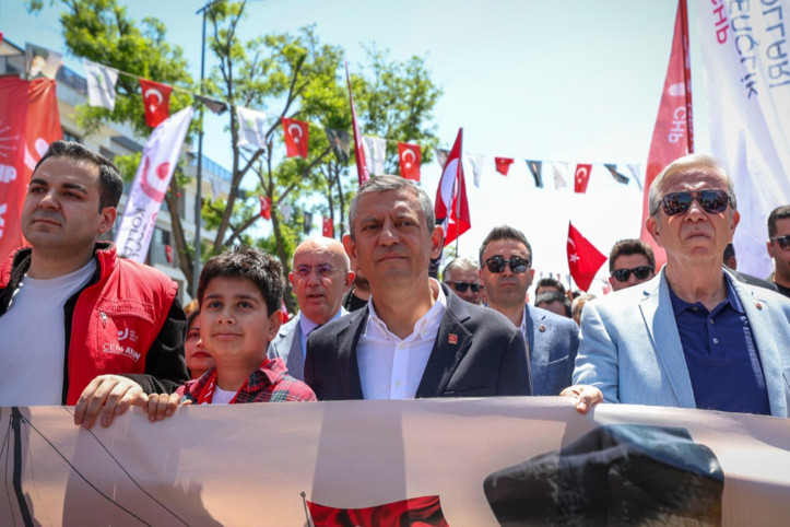 Özgür Özel direkt AKP'li gençlere seslendi: Tayyip Bey topu aldı götürüyor, kesecekmiş