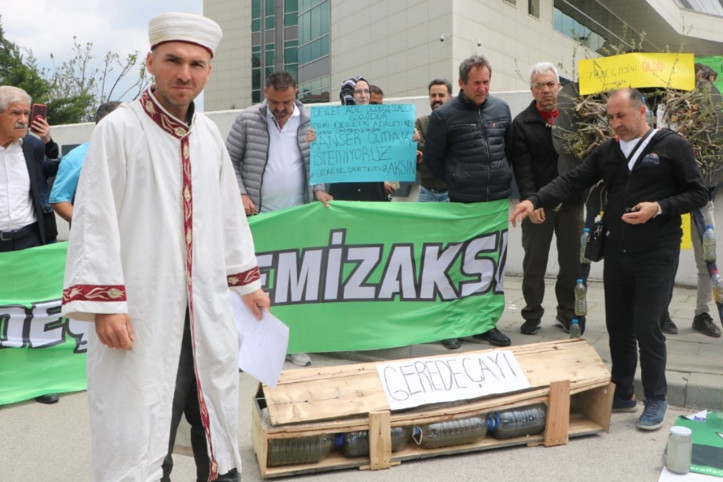 Gerede Çayı’ndaki kirliliğe tepki gösterip adliye önünde gıyabi cenaze namazı kıldılar