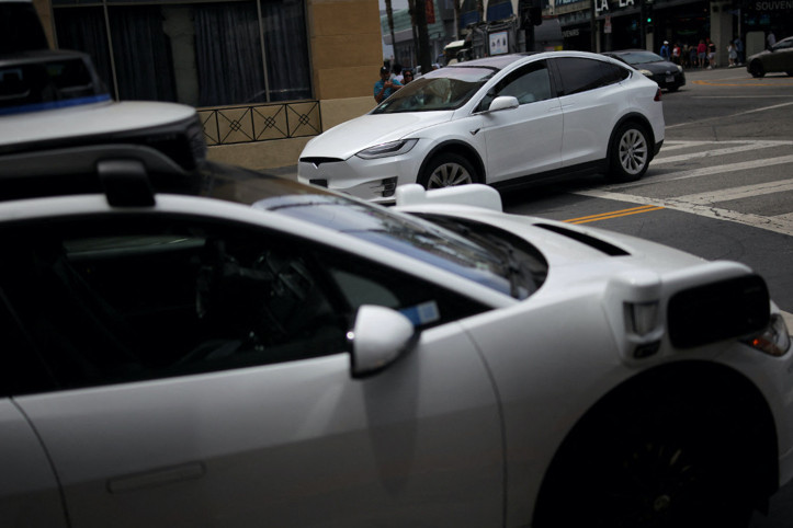 Tesla’dan tarihi adım: Robotaksiler yola çıkıyor