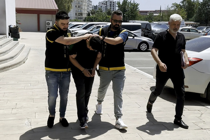 Mezarlıkta hırsızlık: Suçüstü yakalandı