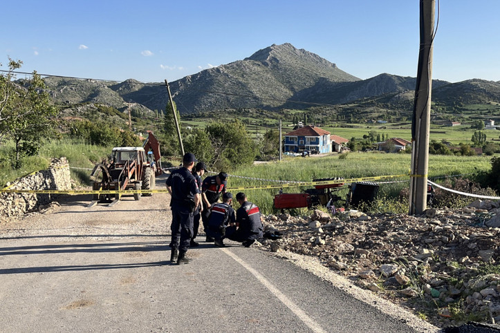 Burdur’da traktör devrildi: Ölü ve yaralılar var