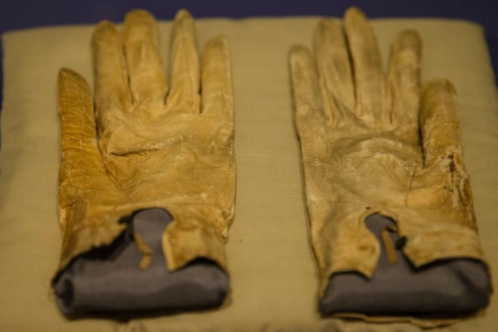 Eski başkanın kanlı eldiveni dudak uçuklatan fiyata satıldı