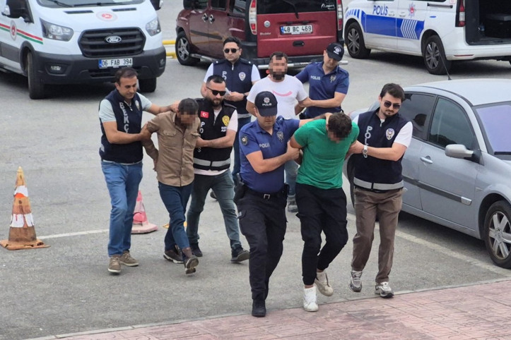 Polisleri yaralayıp serbest kaldılar