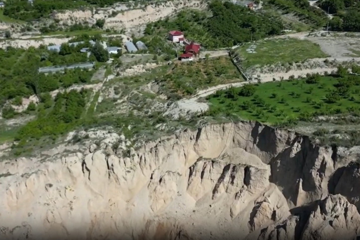 Tortum Şelalesi yakınlarında heyelan