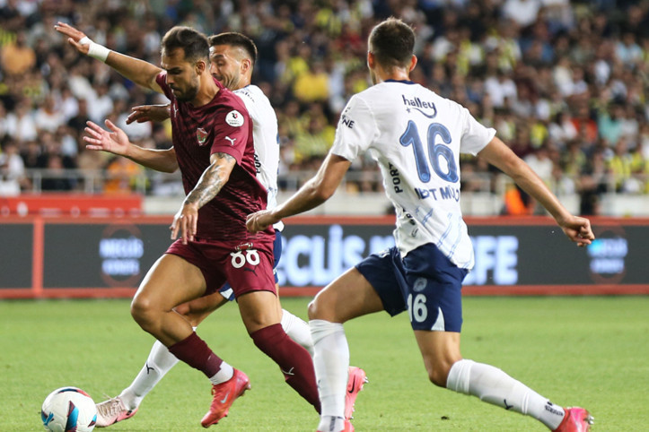 Fenerbahçe, Süper Lig'de ilk kez kızardı: İhale Mert'e çıktı