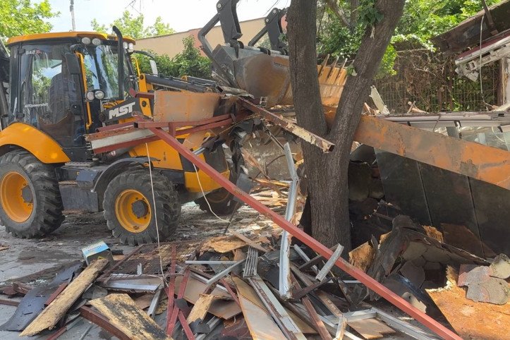 Avcılar'da 15 yıllık kaçak büfeler yıkıldı