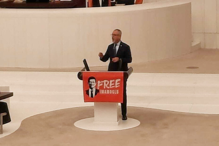 Meclis'te CHP ile AKP arasında 'free İmamoğlu' pankartı tartışması