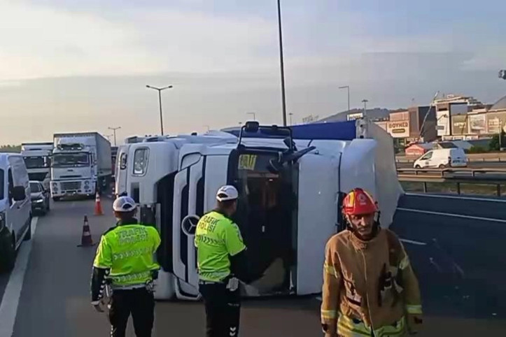 TEM Otoyolu'nda tır devrildi: İstanbul yönünde trafik yoğun