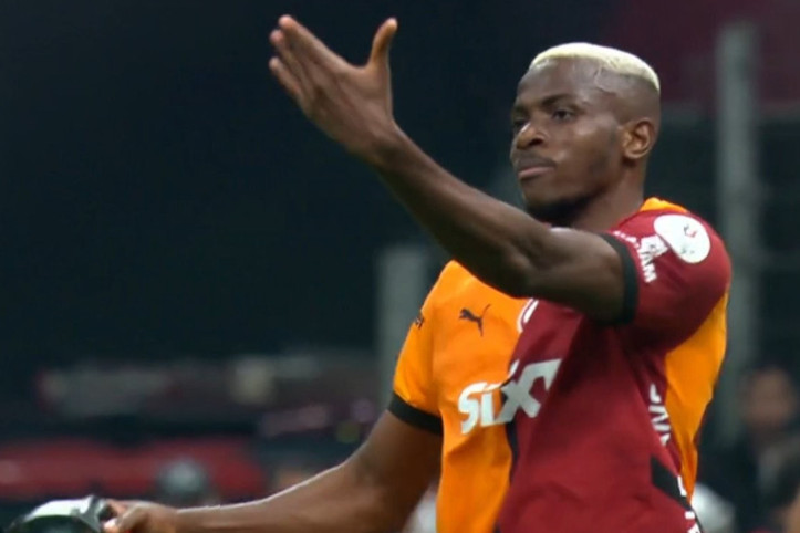 Osimhen Başakşehir maçında çıldırdı: 'Buraya gel buraya'