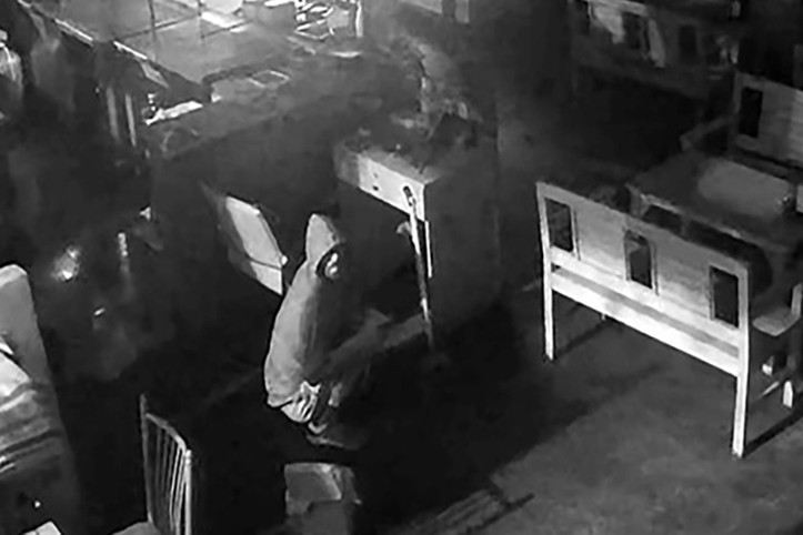 Tost yiyip portakal suyu içtiği büfeye bu kez soygun için gitti