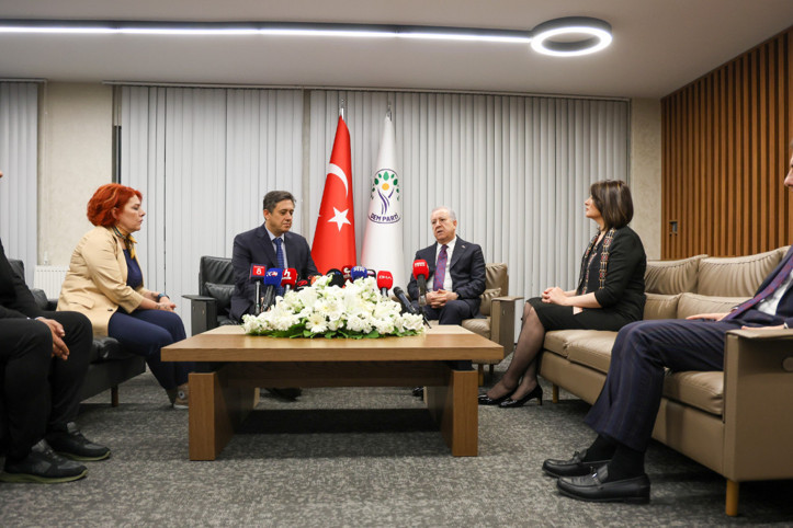 MHP ile DEM Parti bayramlaşmasında 'demli çay' esprisi