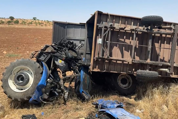 Traktör devrildi, iki kişiye mezar oldu