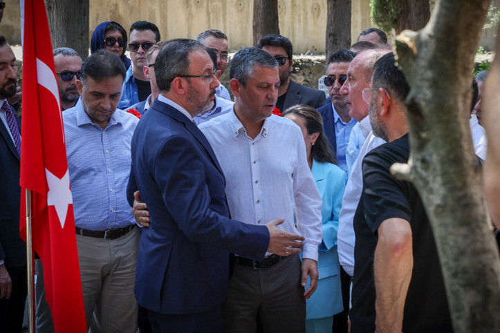 Özel, İnce'yle birlikte Ferdi Zeyrek'in kabrine gitti: AKP'liler de eşlik etti