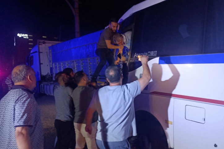 İşçi servisi park halindeki TIR'a çarptı: 5'i ağır, 20 yaralı