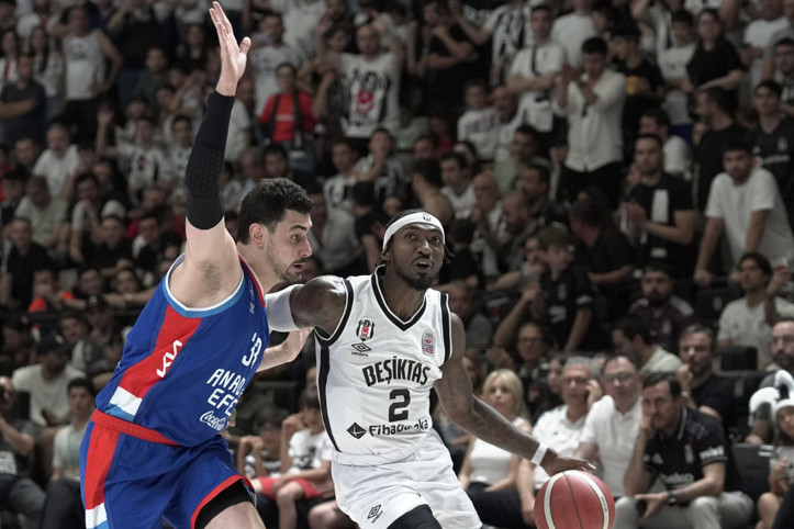 Potada finalin adı 'derbi' oldu: Efes'i saf dışı bıraktılar