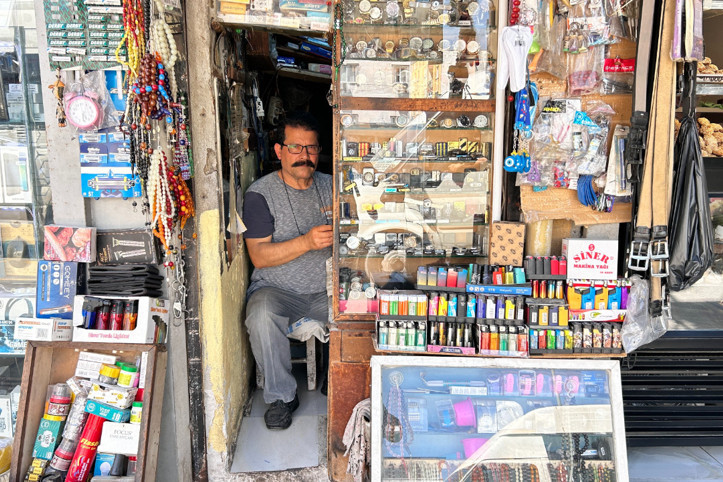 30 yıldır 2 metrekarelik dükkanda işini yapıyor: 'Hâlâ 25 kuruş'