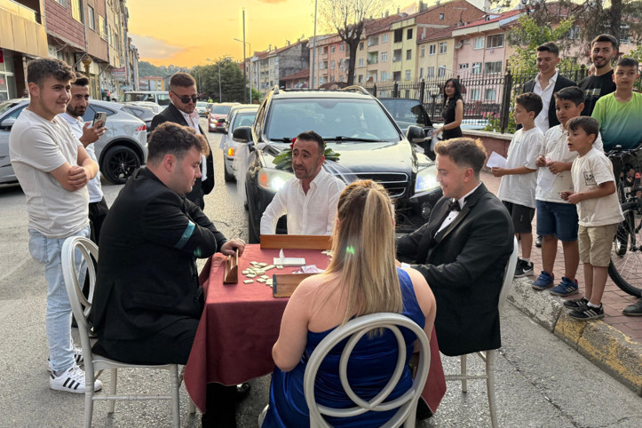 Her an düğünlerin yeni gözdesi olabilir: Okey masasıyla yol kestiler