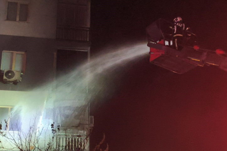 Alev alan ağaç binayı yaktı