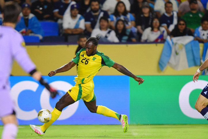 Uyluk kemiği dört yerinden kırılmıştı, futbola döndü