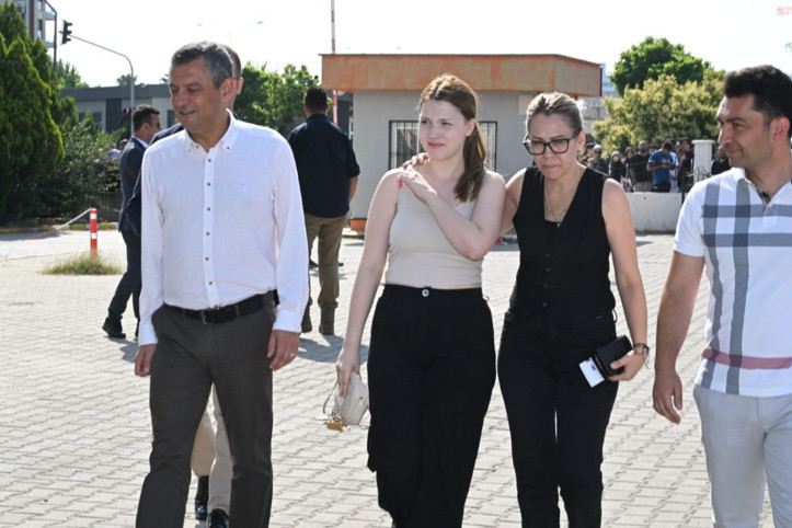 Özel, Zeyrek'in kızını sınav sabahı yalnız bırakmadı