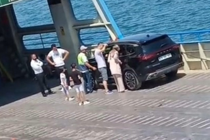 Bir yaşındaki çocuk araçta kilitli kaldı: Saatlerce dil döktüler, sonunda başardı