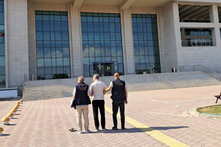 Sahte kimlikle yakalandı