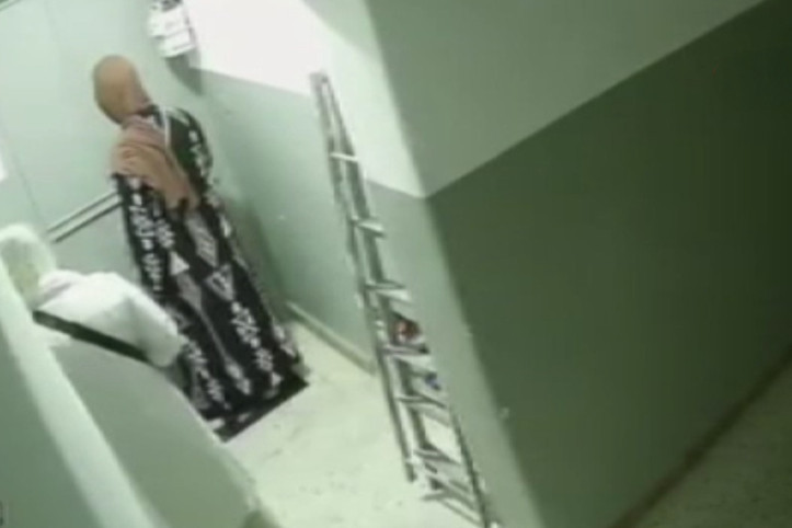 Rahat tavırlar dikkat çekti: Gündüz vakti 200 bin TL'lik altın hırsızlığı