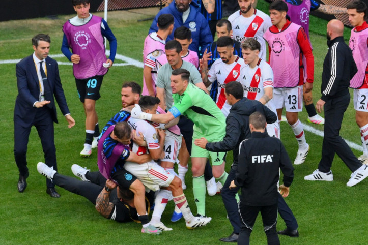 Dünya Kupası'nda şok kavga: Kimse onu durduramadı