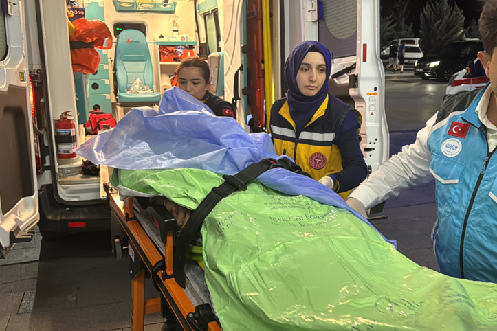 Eski vekil dağda mahsur kaldı