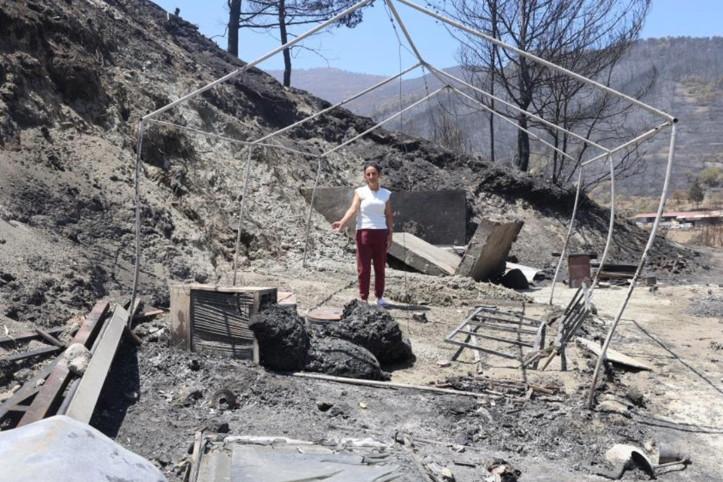 Depremde evi yıkıldı, eşyaları yangında kül oldu: Hiçbir şey istemiyorum