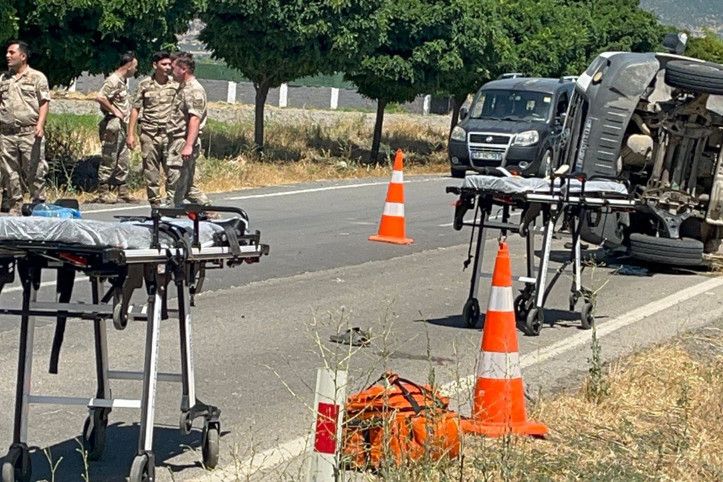 Kaza sonrası birbirlerine girdiler: 4 jandarma yaralandı, 5 gözaltı