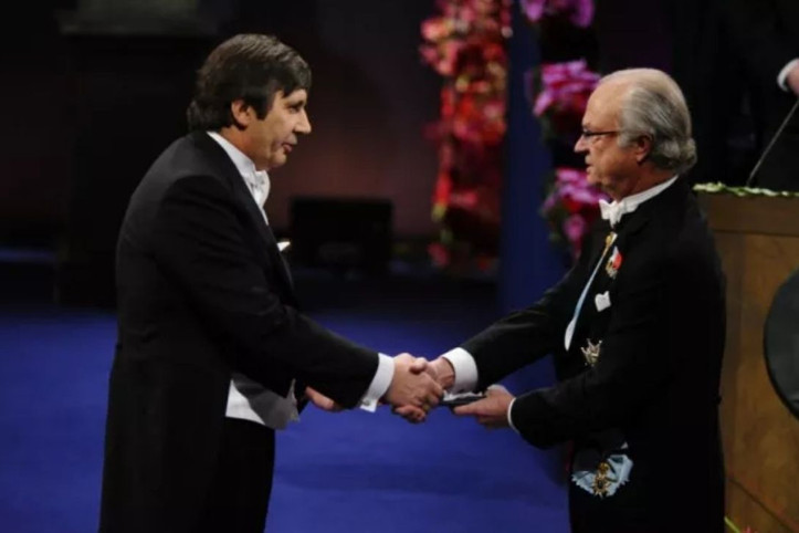 Nobel ödüllü fizikçi, şövalyelik yolunda vatandaşlığından oldu