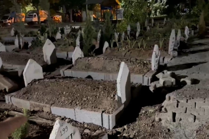 Mezarlıkta nöbet başlattı: 'Bir gecede yerinden çıkardılar'