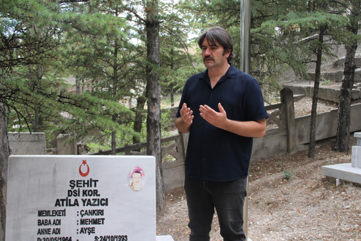 Bir şehit haberiyle başladı, 8 yılda 8 bin şehit kabrini ziyaret etti