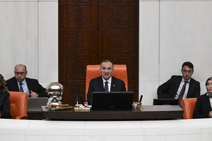 Bekir Bozdağ'dan AKP'li vekile sert tepki: Burası kahvehane değil, dışarı çık