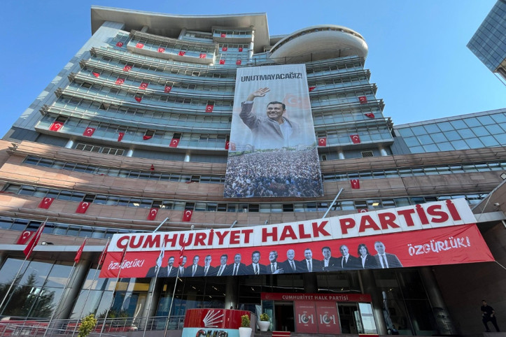 CHP Genel Merkezi'ne 'özgürlük' afişi