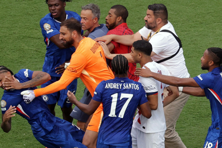 PSG-Chelsea finaline damga vuran kavga: Luis Enrique, Joao Pedro'yu yere indirdi
