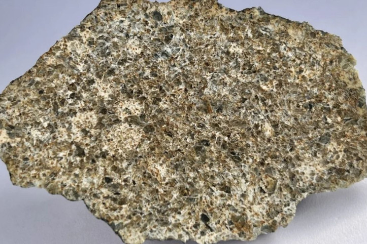 Çölde iki gök taşı bulundu, geldikleri yer tartışma yarattı