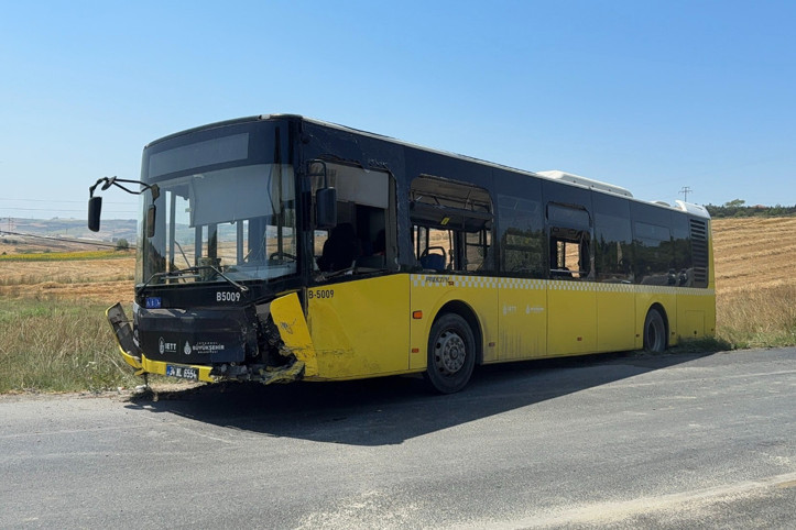 Otobüsle çarpışan sürücü yaşamını yitirdi
