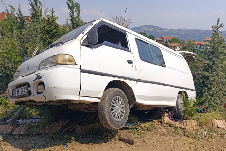 Freni boşalan aracın altında can verdi