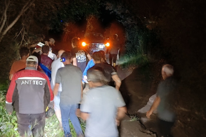 Erzurum'da otomobil sele kapıldı