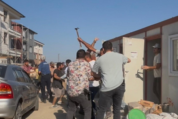 Park yeri kavgasında ortalık savaş alanına döndü: 1'i polis 2 kişi yaralandı