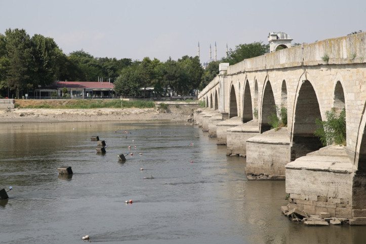 Meriç çekildi, tarih ortaya çıktı! 1830’ların ahşap köprüsü yeniden göründü