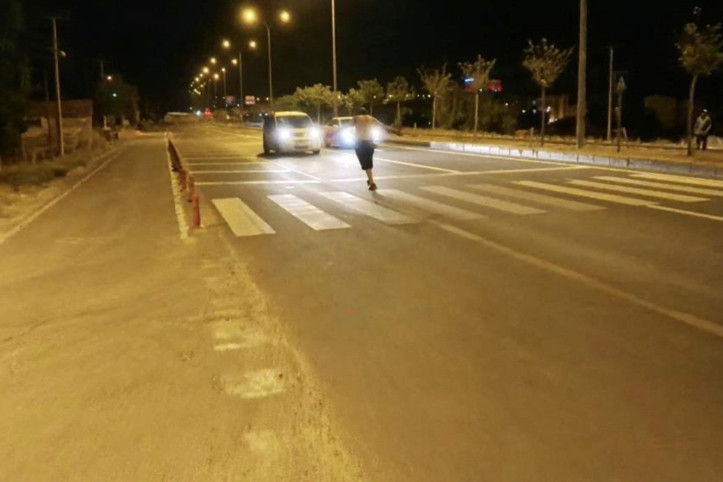 Sürücüler neye uğradığını şaşırdı: Yarı çıplak araçların önüne atladı